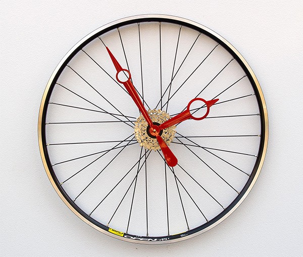 Clock-made-from-upcycled-bicycle-wheel