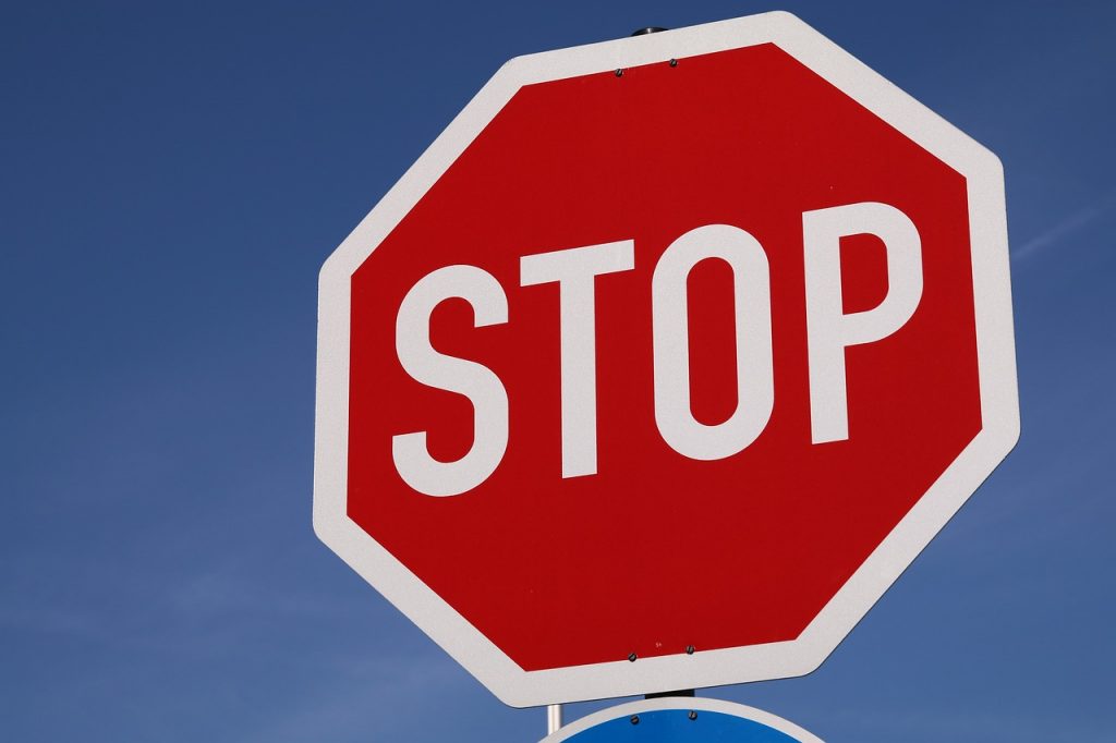 Знак 2.5. Движение без остановки запрещено Stop