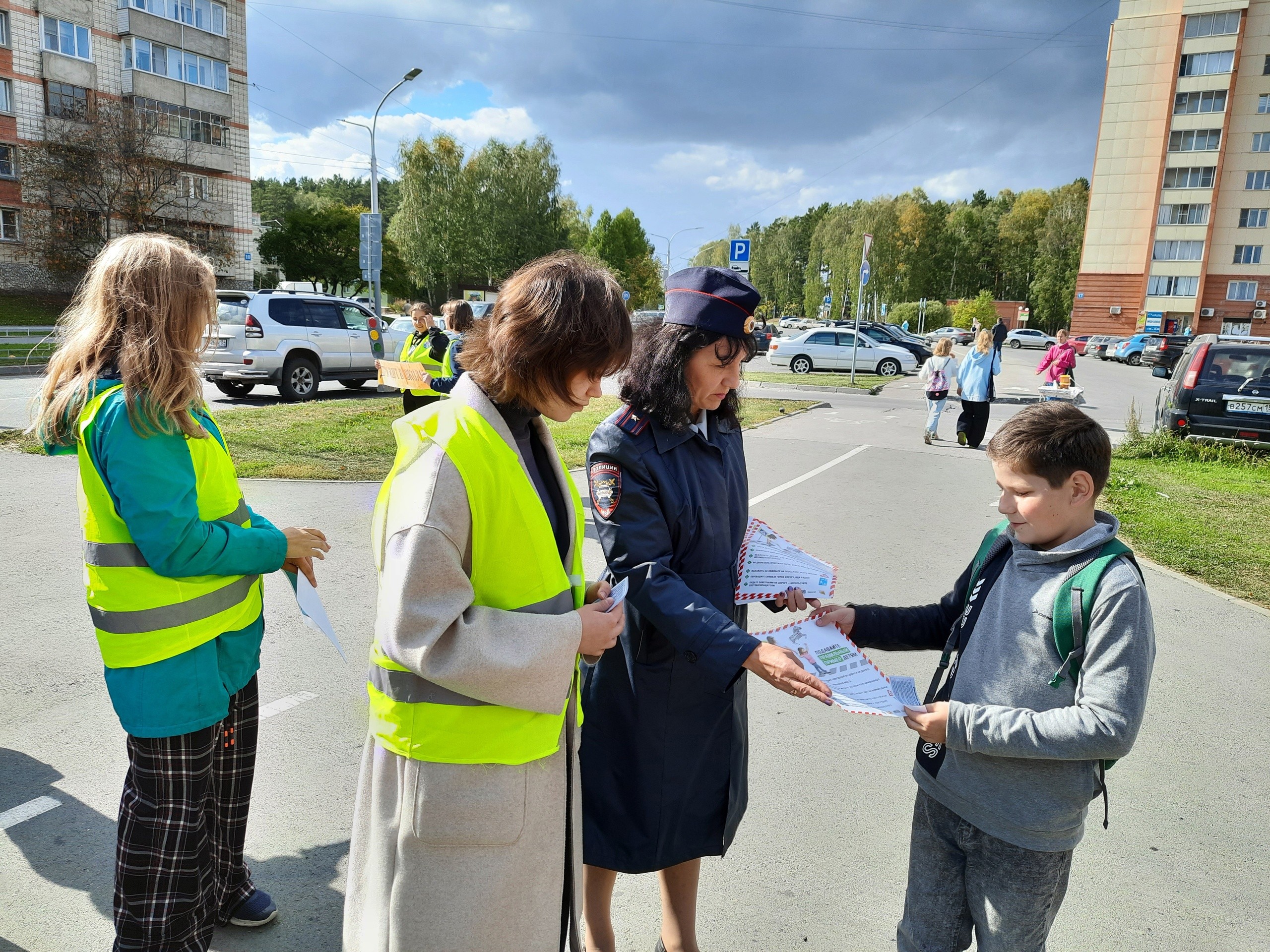 В наукограде Кольцово автоинспекторы и школьники напомнили водителям о  безопасности юных пешеходов - Сообщество отрядов Юных инспекторов дорожного  движения